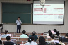 并演示了AI生成讲授配图、复杂框架图等实